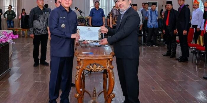 Foto: Patta Toba saat dilantik Bupati Delis Sebagai Kadis Sosial Morut tahun 2024 (Sumber: MCDD)