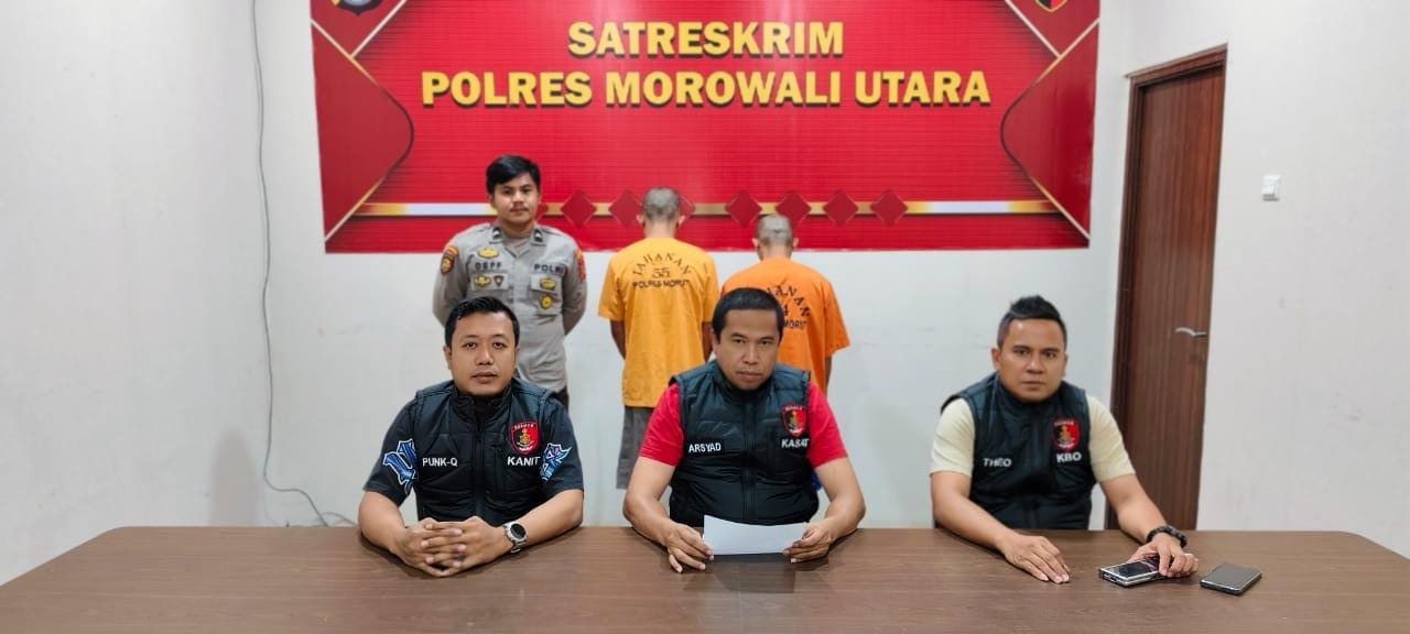 Petugas Satreskrim Polres Morowali Utara menghadirkan dua tersangka pencurian sapi dalam konferensi pers.