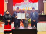 Ketua DPRD Morowali Utara Warda Dg Mamala bersama Bupati Delis Julkarson Hehi dan jajaran menandatangani persetujuan bersama APBD Perubahan 2025 dalam rapat paripurna.