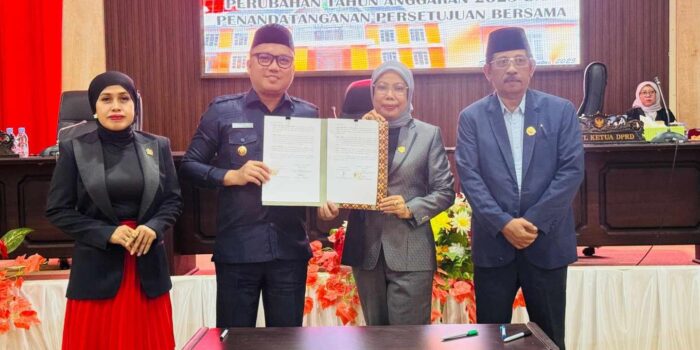 Ketua DPRD Morowali Utara Warda Dg Mamala bersama Bupati Delis Julkarson Hehi dan jajaran menandatangani persetujuan bersama APBD Perubahan 2025 dalam rapat paripurna.