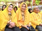 Dua srikandi Partai Golkar, Iriane Ilyas dan Warda Dg Mamala, berpose akrab saat Musda XI Partai Golkar Sulawesi Tengah di Palu.