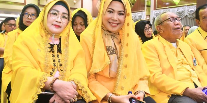 Dua srikandi Partai Golkar, Iriane Ilyas dan Warda Dg Mamala, berpose akrab saat Musda XI Partai Golkar Sulawesi Tengah di Palu.