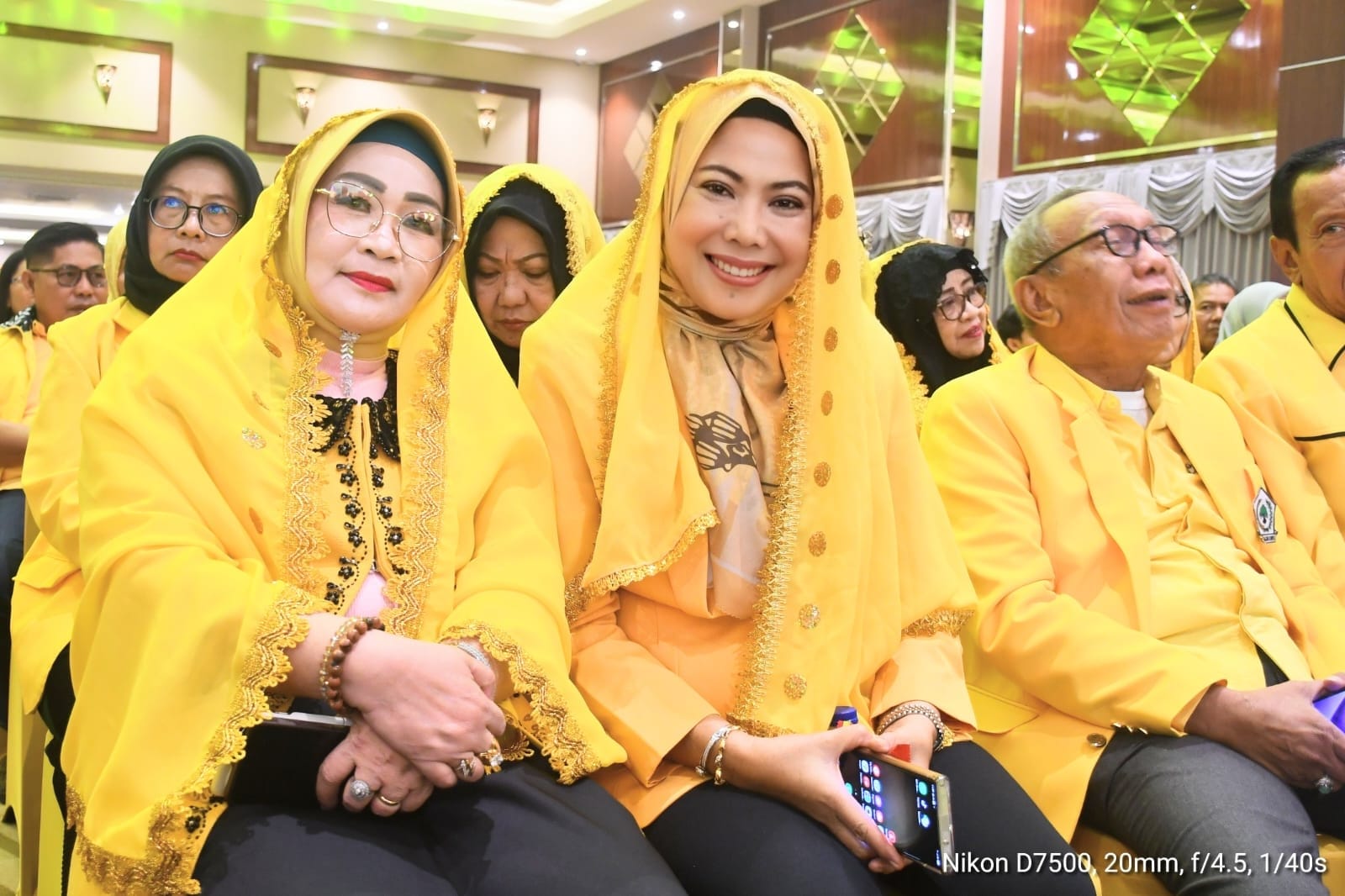Dua srikandi Partai Golkar, Iriane Ilyas dan Warda Dg Mamala, berpose akrab saat Musda XI Partai Golkar Sulawesi Tengah di Palu.