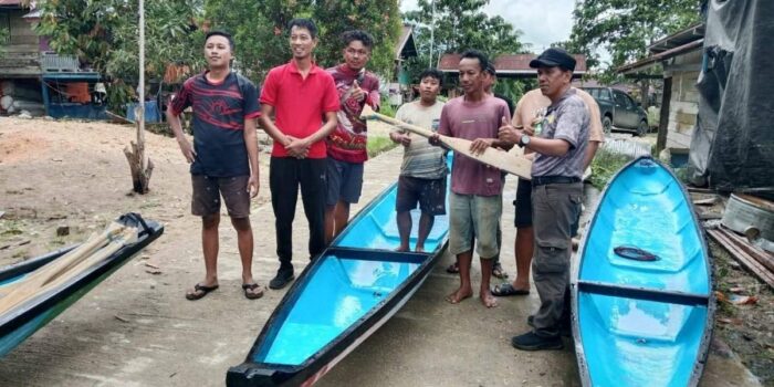 Penyerahan bantuan perahu nelayan Desa Sampalowo dari pokir DPRD Morut Yaristan Palesa
