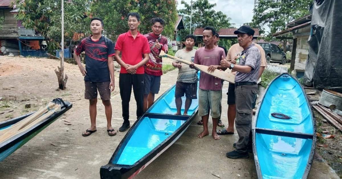 Penyerahan bantuan perahu nelayan Desa Sampalowo dari pokir DPRD Morut Yaristan Palesa