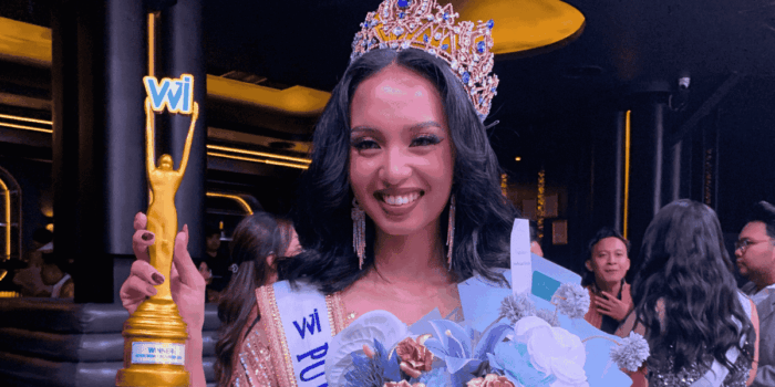 Ivana Berliana, Putri Wisata Indonesia 2025, berpose dengan mahkota dan piala kemenangan.