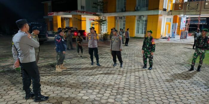 Patroli gabungan TNI Polri dan Satpol PP di Kantor DPRD Morowali Utara