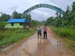 Kapolsek Bungku Utara bersama anggota BKSDA berpose di pintu masuk Kawasan Cagar Alam Taronggo