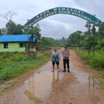 Kapolsek Bungku Utara bersama anggota BKSDA berpose di pintu masuk Kawasan Cagar Alam Taronggo