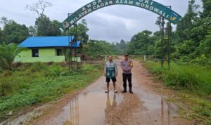 Kapolsek Bungku Utara bersama anggota BKSDA berpose di pintu masuk Kawasan Cagar Alam Taronggo