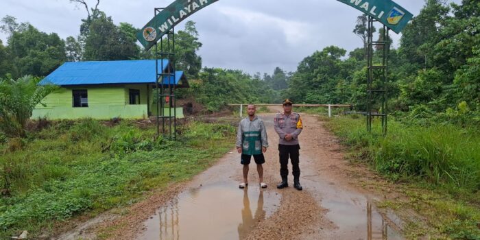 Kapolsek Bungku Utara bersama anggota BKSDA berpose di pintu masuk Kawasan Cagar Alam Taronggo