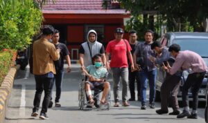 LAN, tersangka perkara utang Rp160 ribu berbuntut tragis, digiring polisi di Palu.