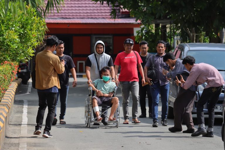 LAN, tersangka perkara utang Rp160 ribu berbuntut tragis, digiring polisi di Palu.