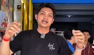 Seorang pemuda bernama Dicky Palesa saat memperkenalkan Zermatt Billiards di Palu.