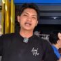 Seorang pemuda bernama Dicky Palesa saat memperkenalkan Zermatt Billiards di Palu.