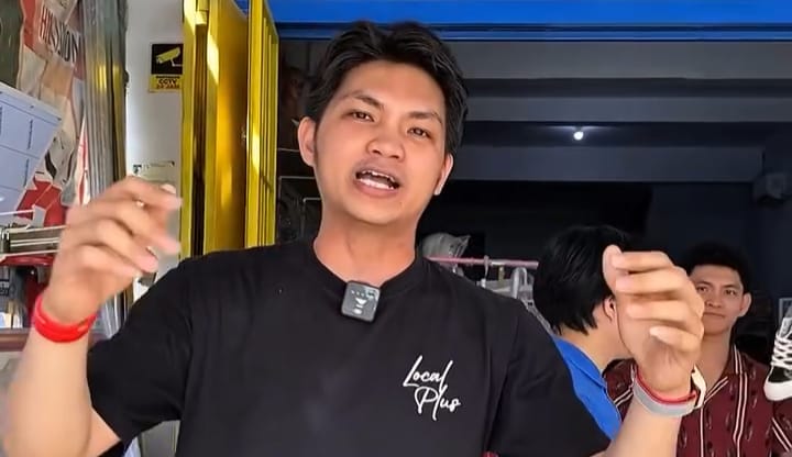 Seorang pemuda bernama Dicky Palesa saat memperkenalkan Zermatt Billiards di Palu.