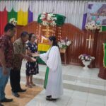 Yaristan Palesa serahkan dana pokok pikiran anggota DPRD Morut kepada Jemaat GKST Eklesia Molino pada ibadah Minggu.