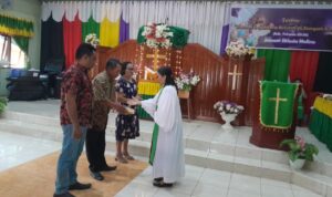 Yaristan Palesa serahkan dana pokok pikiran anggota DPRD Morut kepada Jemaat GKST Eklesia Molino pada ibadah Minggu.