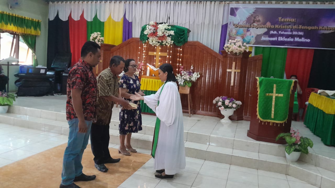 Yaristan Palesa serahkan dana pokok pikiran anggota DPRD Morut kepada Jemaat GKST Eklesia Molino pada ibadah Minggu.