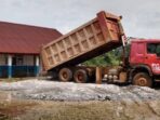Dump truck PT GNI menimbun halaman sekolah SDN 2 Bunta untuk atasi banjir.