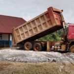 Dump truck PT GNI menimbun halaman sekolah SDN 2 Bunta untuk atasi banjir.