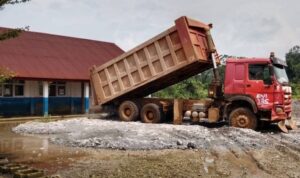 Dump truck PT GNI menimbun halaman sekolah SDN 2 Bunta untuk atasi banjir.