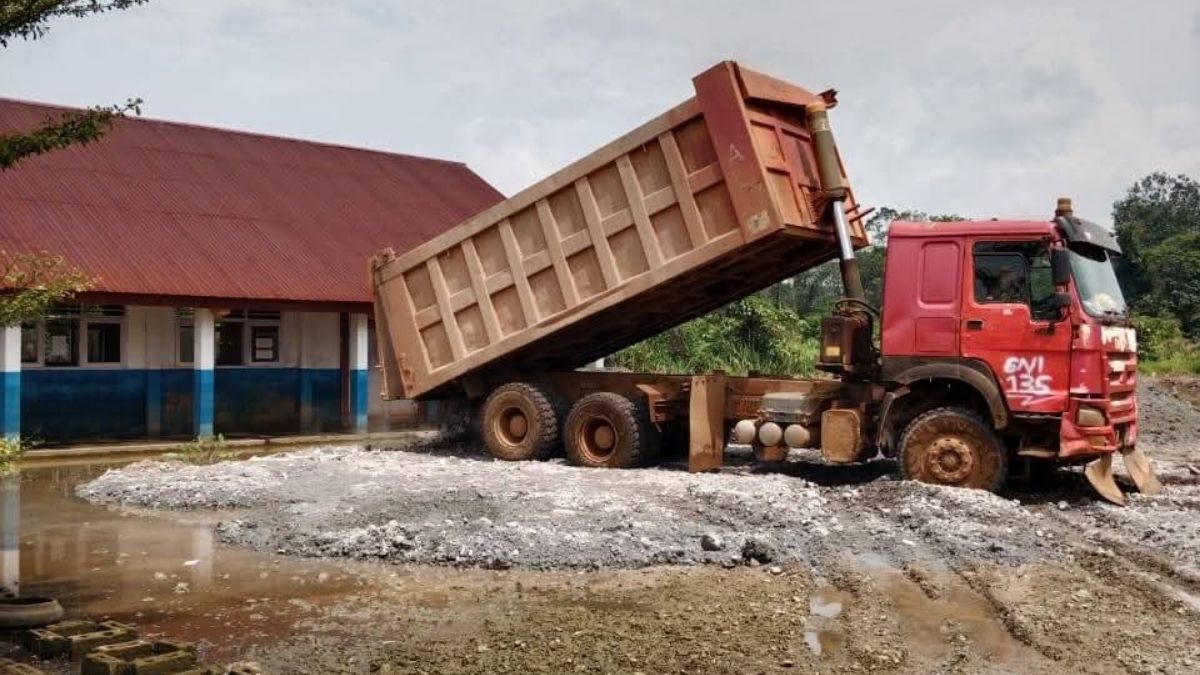 Dump truck PT GNI menimbun halaman sekolah SDN 2 Bunta untuk atasi banjir.
