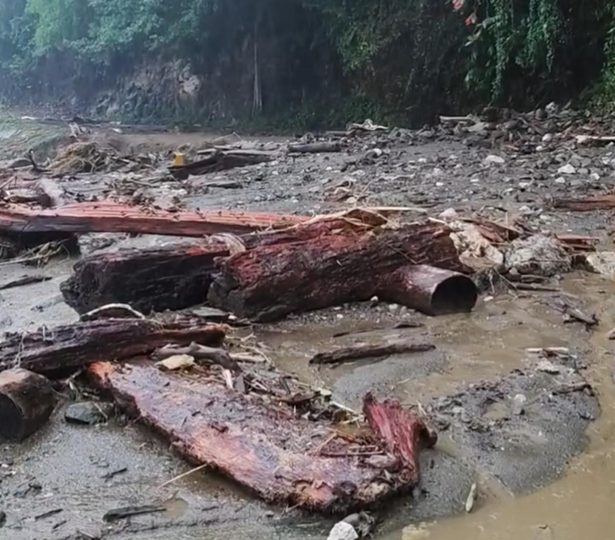 Longsor di jalur Trans Ampana–Poso menutup badan jalan di Kabupaten Tojo Una-una