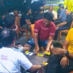 Peserta Lomba Domino Partai Golkar Morowali Utara Peserta antusias mengikuti lomba domino Partai Golkar di Kolonodale meski diguyur hujan deras.