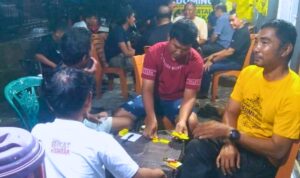 Peserta antusias mengikuti lomba domino Partai Golkar di Kolonodale meski diguyur hujan deras.