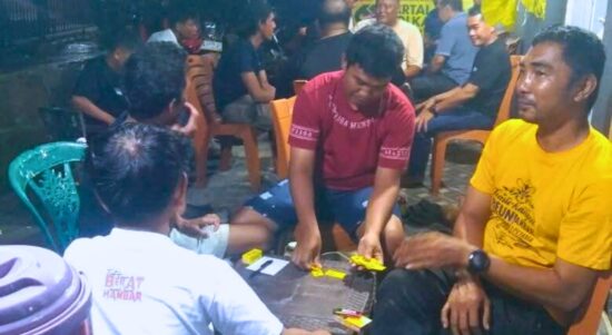 Peserta Lomba Domino Partai Golkar Morowali Utara Peserta antusias mengikuti lomba domino Partai Golkar di Kolonodale meski diguyur hujan deras.