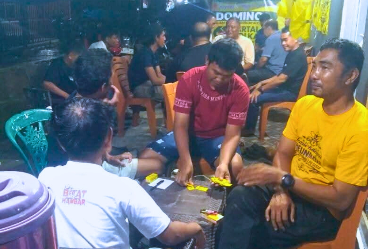 Peserta Lomba Domino Partai Golkar Morowali Utara Peserta antusias mengikuti lomba domino Partai Golkar di Kolonodale meski diguyur hujan deras.