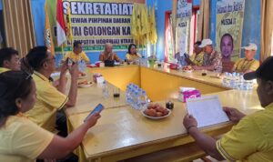 Rapat persiapan HUT ke-61 Partai Golkar Morowali Utara di Sekretariat DPD II Golkar Morut bersama pengurus partai menjelang kegiatan sosial dan lomba domino.