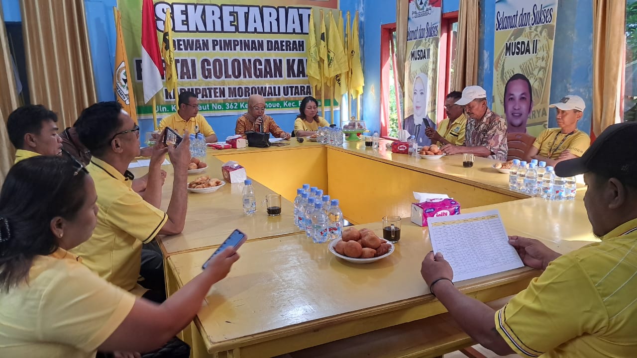 Rapat persiapan HUT ke-61 Partai Golkar Morowali Utara di Sekretariat DPD II Golkar Morut bersama pengurus partai menjelang kegiatan sosial dan lomba domino.