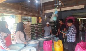 Petugas Satgas Pangan Polres Morowali Utara bersama Pemda melakukan pengecekan harga beras di Pasar Beteleme, Kecamatan Lembo.