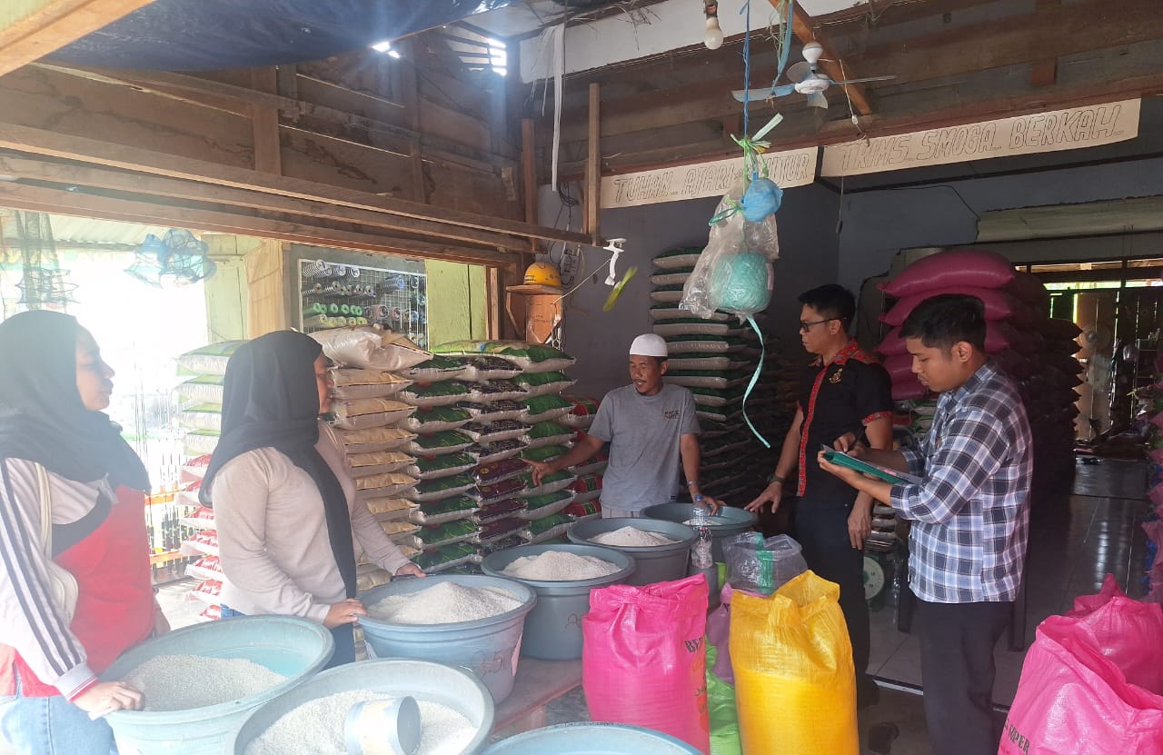 Petugas Satgas Pangan Polres Morowali Utara bersama Pemda melakukan pengecekan harga beras di Pasar Beteleme, Kecamatan Lembo.