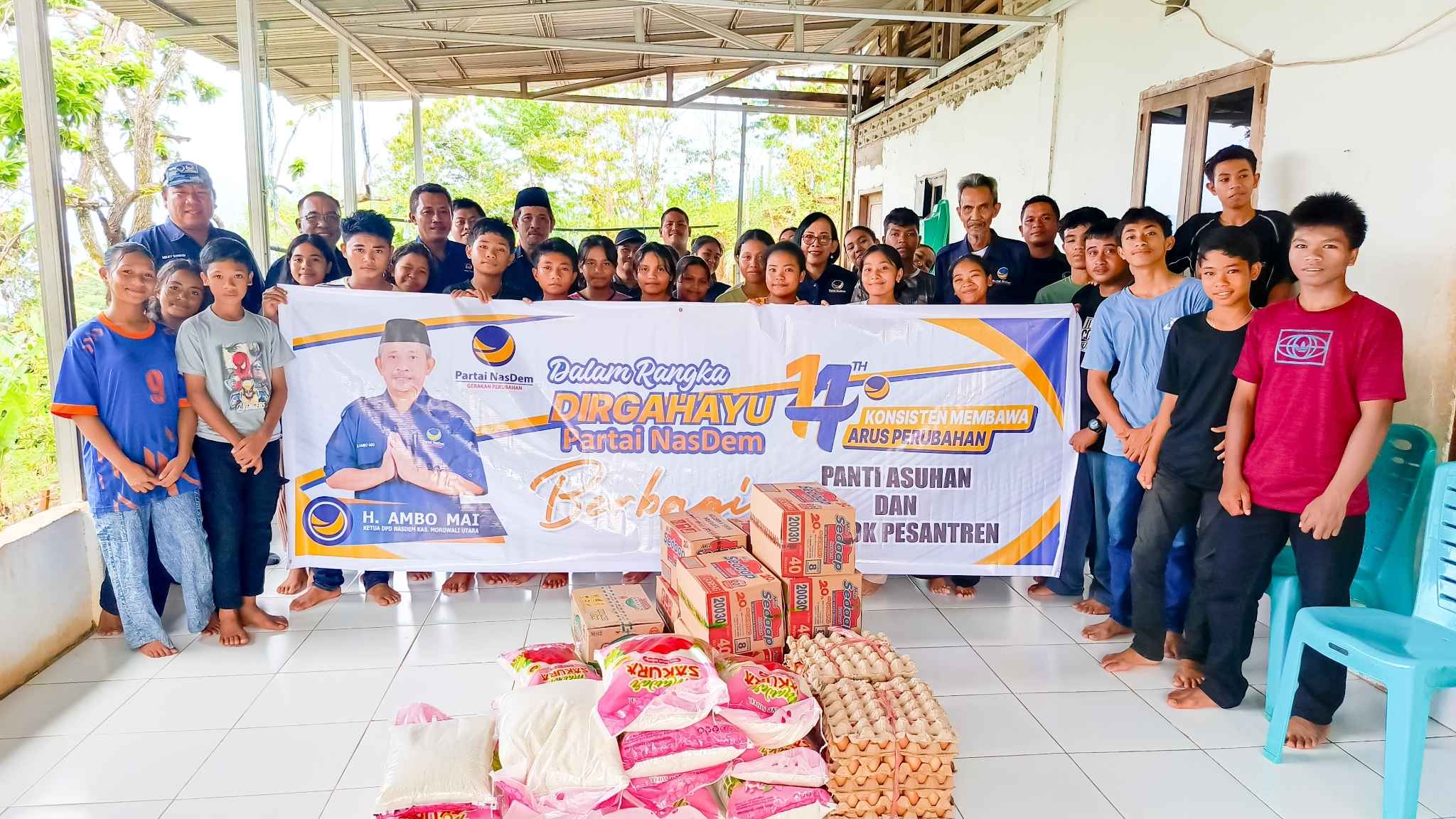 Anggota Partai NasDem Morowali Utara bersama anak-anak Panti Asuhan Alesintowe berfoto bersama saat kegiatan berbagi dalam rangka HUT ke-14 Partai NasDem, dengan bantuan berupa beras, telur, dan kebutuhan pokok lainnya.