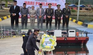 Kapolres Morowali Utara Pimpin Prosesi Tabur Bunga Hari Pahlawan Peserta upacara dan Kapolres Morowali Utara melaksanakan prosesi tabur bunga peringatan Hari Pahlawan di Pelabuhan Kolonodale