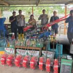 Momentum Hari Pahlawan. Kapolres Morut Berikan Bantuan Alat Pertanian Kelompok Tani di Mori Atas