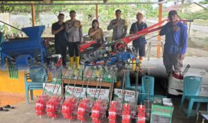 20251110_205829_0000 Momentum Hari Pahlawan. Kapolres Morut Berikan Bantuan Alat Pertanian Kelompok Tani di Mori Atas