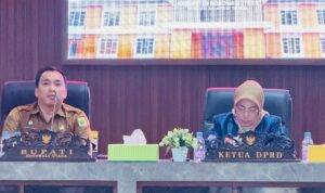 Bupati Morowali Utara dan Ketua DPRD memimpin rapat paripurna pembahasan tiga Ranperda inisiatif DPRD