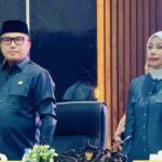 Ketua DPRD Warda Dg Mamala, SE, dan Bupati Delis Julkarson Hehi berdiri saat Rapat Paripurna DPRD Morowali Utara membahas KUA-PPAS 2026.