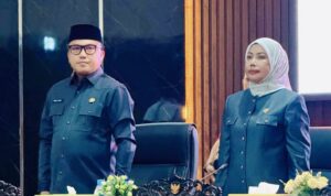 Ketua DPRD Warda Dg Mamala dan Bupati Delis Julkarson Hehi pada Rapat Paripurna KUA-PPAS 2026 Ketua DPRD Warda Dg Mamala, SE, dan Bupati Delis Julkarson Hehi berdiri saat Rapat Paripurna DPRD Morowali Utara membahas KUA-PPAS 2026.
