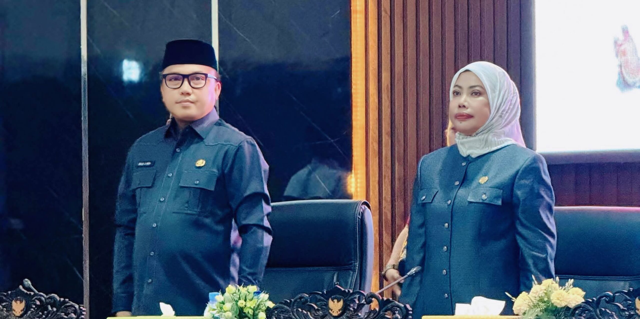 Ketua DPRD Warda Dg Mamala, SE, dan Bupati Delis Julkarson Hehi berdiri saat Rapat Paripurna DPRD Morowali Utara membahas KUA-PPAS 2026.