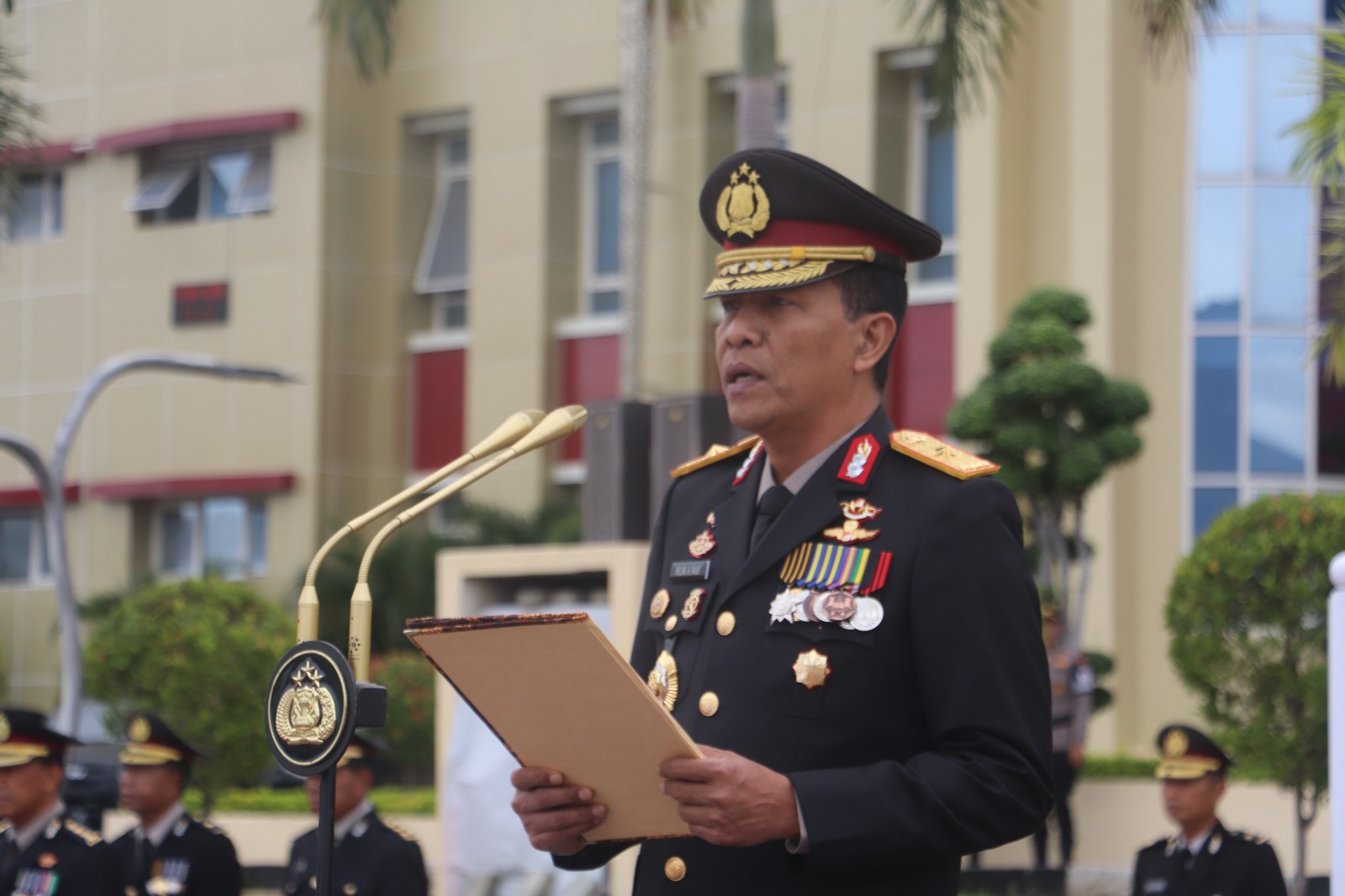 Wakapolda Sulteng memimpin jalannya upacara Hari Pahlawan Seorang pejabat kepolisian membacakan amanat di podium pada upacara peringatan Hari Pahlawan di halaman Mapolda Sulteng.