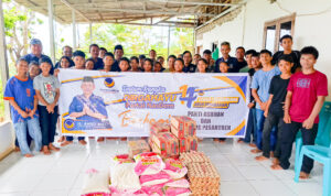 Anggota Partai NasDem Morowali Utara bersama anak-anak Panti Asuhan Alesintowe berfoto bersama saat kegiatan berbagi dalam rangka HUT ke-14 Partai NasDem, dengan bantuan berupa beras, telur, dan kebutuhan pokok lainnya.