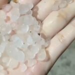 Tangan warga memegang butiran hujan es yang turun di Desa Taripa, Kecamatan Pamona Timur, Kabupaten Poso, Sabtu malam 1 November 2025.